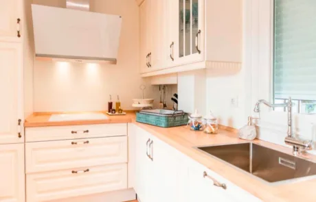 Cocina en tonos beige con bancadas claras y diseño contemporáneo.